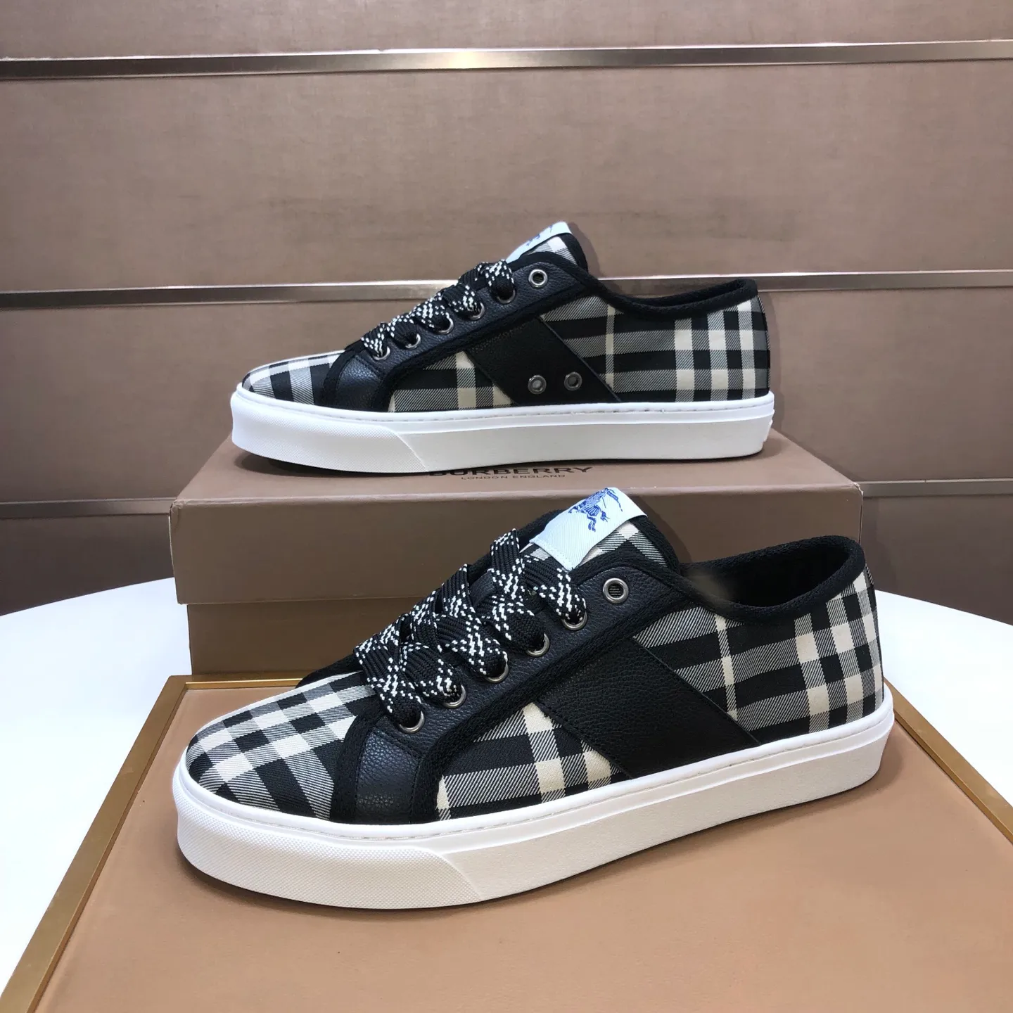 Men's shoes💰460💰【Burberry】Classic low-top sneakers｜Imported cowhide with classic plaid fabric｜Sheepskin lining｜Original outsole｜Fine workmanship and comfortable to wear Size: 38-44 (customized at 45)